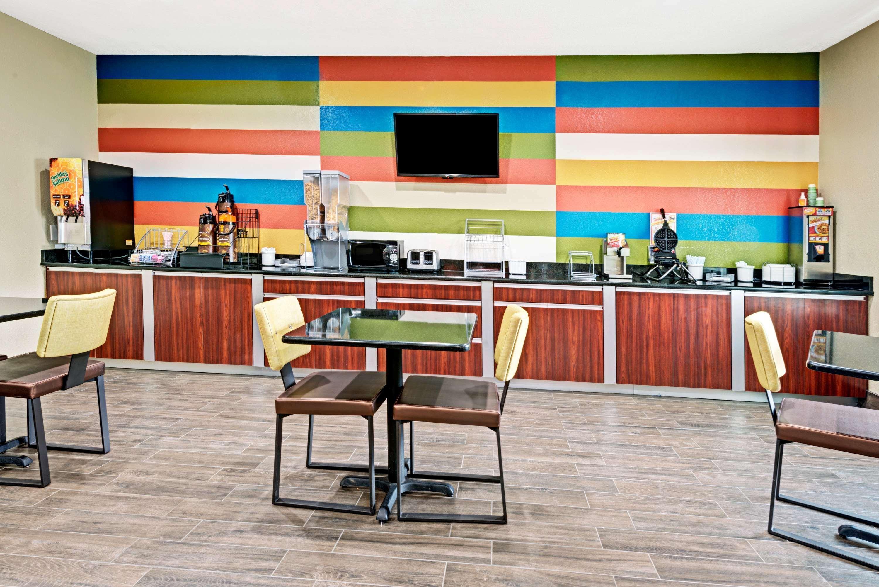 Super 8 By Wyndham San Antonio/Alamodome Area Hotel Ngoại thất bức ảnh