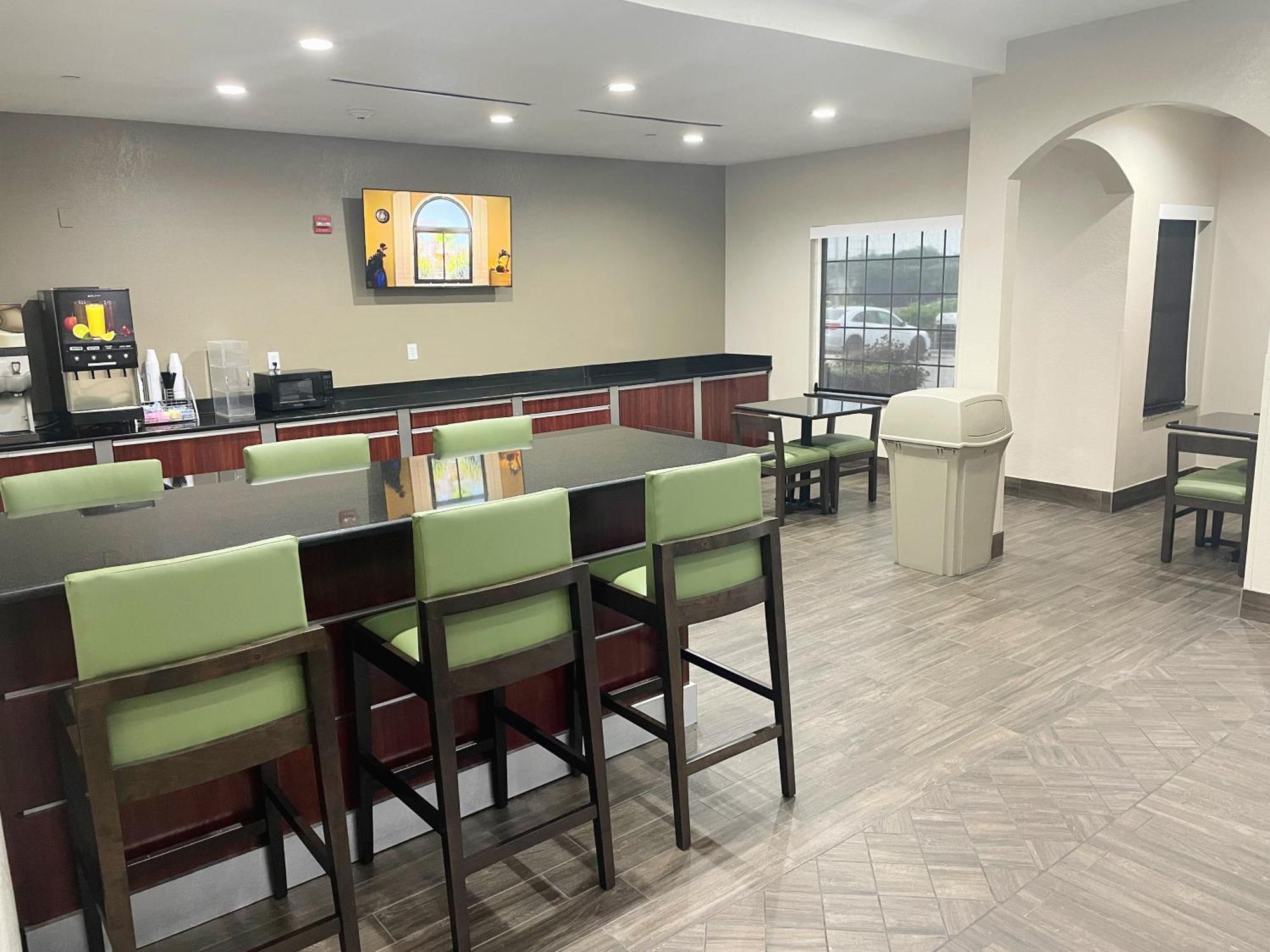 Super 8 By Wyndham San Antonio/Alamodome Area Hotel Ngoại thất bức ảnh